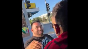 Neymar achète des maillots du Brésil à des vendeurs ambulants dans les rues de Los Angeles, le 24 juin 2024