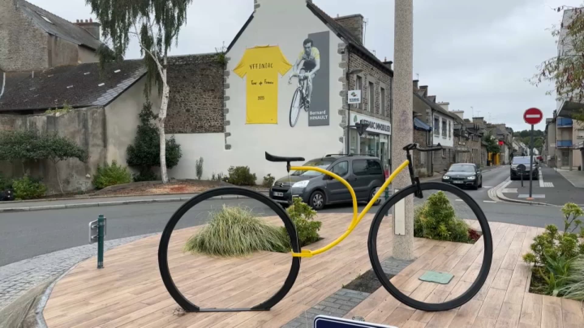 "IL N'Y A RIEN, ON PREND LA VOITURE": SE DÉPLACER À VÉLO DANS LES PETITES VILLES RESTE TRÈS DIFFICILE