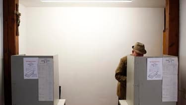 Dans un bureau de vote de Bonn. Les Allemands votent ce dimanche en Rhénanie-du-Nord-Westphalie pour une élection régionale qui s'annonce serrée et pourrait priver la chancelière Angela Merkel de sa majorité à la chambre haute du parlement en cas de défai