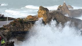Vague près du rocher de la Vierge à Biarritz le 15 décembre 2013.