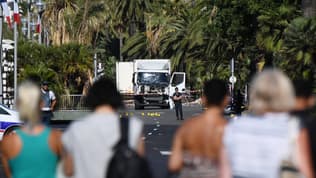 Le camion utilisé lors de l'attentat du 14 juillet 2016, ici pris en photo le 15 juillet 2016 sur la promenade des Anglais, à Nice.
