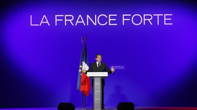 Nicolas Sarkozy lors d'un meeting à Rueil-Malmaison, près de Paris, samedi. A moins de quatre semaines du premier tour de la présidentielle, Nicolas Sarkozy est désormais en position de faire jeu égal avec le favori François Hollande voire de le dépasser