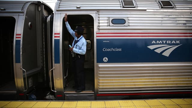 Selon les premiers éléments de l'enquête, c'est une pelleteuse qui a fait dérailler le train.
