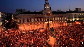 Des milliers de manifestants ont défilé mercredi dans les rues de Madrid (comme ici, à la Puerta del Sol) pour protester contre le coût de la visite du pape Benoît XVI qui survient dans un climat d'austérité budgétaire et de grogne sociale en Espagne. /Ph