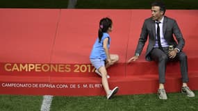 Luis Enrique discute avec sa fille Xana après la victoire du Barça en Coupe du Roi, le 27 mai 2017