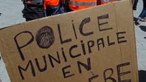 Des centaines de policiers municipaux ont manifesté mardi dans une quinzaine de villes de France (comme ici à Marseille) pour réclamer une revalorisation de leurs salaires et la prise en compte de la dangerosité de leur métier. /Photo prise le 1er juin 20