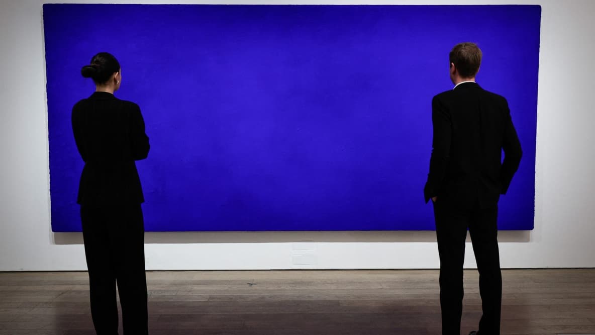 "Un record en France pour l'artiste": un monochrome d'Yves Klein vendu 18,4 millions d'euros aux enchères