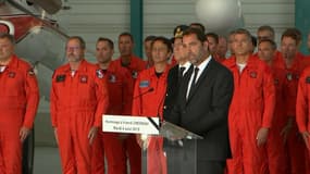 Christophe Castaner rend hommage au pilote Franck Chesneau.