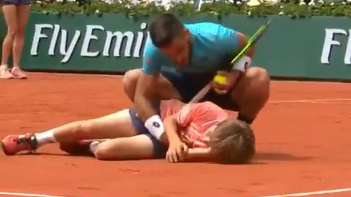 Dzumhur percute un ramasseur de balle