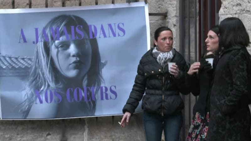 Un portrait de Carla tendu sur la cathédrale qui jouxte le palais de justice de Béziers