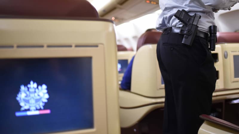 Un membre du GSPR, dans l'avion présidentiel, le 3 novembre 2015.