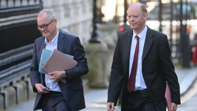 Le conseiller scientifique en chef du gouvernement Patrick Vallance et le conseiller médical en chef, Chris Whitty arrivent pour une réunion sur l'épidémie de coronavirus COVID-19, au numéro 10 Downing Street, le 12 mars 2020.