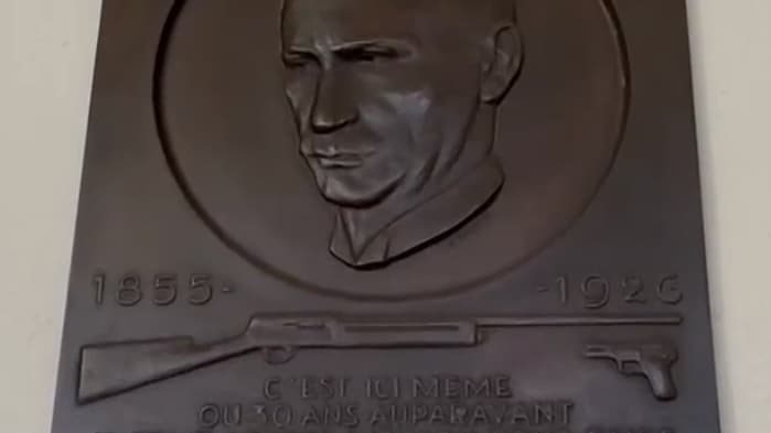 La plaque commémorative à la mémoire du fondateur de Browning a été apposée dans le bureau où il est mort.