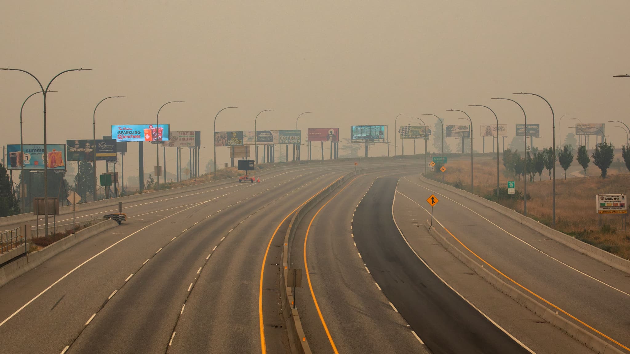 Des autoroutes vides sont visibles à West Kelowna, en Colombie-Britannique, le 20 août 2023. 