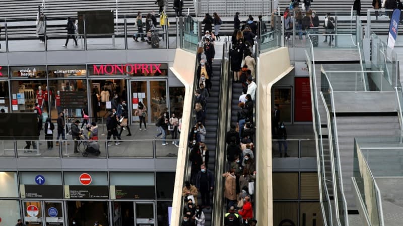 Retraites: des manifestants contre la réforme envahissent le forum des Halles à Paris