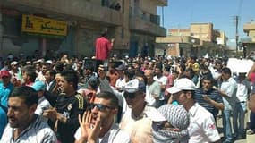 Manifestation à Amude, après la prière du vendredi. Les forces gouvernementales ont encore tué au moins deux manifestants dans la nuit de vendredi à samedi en Syrie alors que des dizaines de milliers de personnes ont une nouvelle fois défilé à travers le