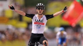Adam Yates remporte la première étape du Tour de France à Bilbao, le 1er juillet 2023.