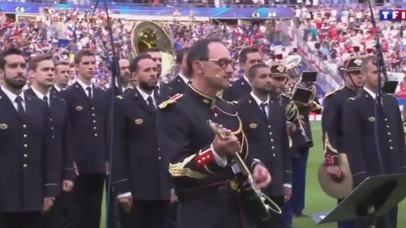 Jean-Michel Mekil et ses collègues de la musique de la Garde républicaine.
