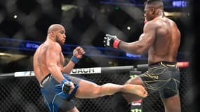 Ciryl Gane (à gauche) et Francis Ngannou lors de leur combat pour le titre des lourds à l'UFC 270 en janvier 2022