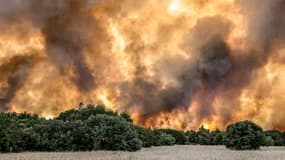 Des incendies ravagent les champs près du village de Pournari, à environ 25 km au sud-ouest d'Athènes, en Grèce, le 18 juillet 2023. 