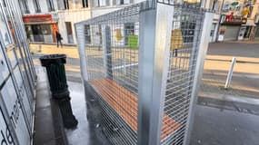 Un des bancs publics condamnés par un grillage, à Angoulême, pour décourager l'installation de SDF alcoolisés.