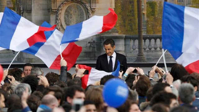 Devant les dizaines de milliers de personnes -plus de 100.000 selon l'UMP- réunies place de la Concorde, dans le centre de Paris, Nicolas Sarkozy a promis dimanche un nouveau modèle de croissance qui permette à la France de connaître ses "Trente Glorieuse