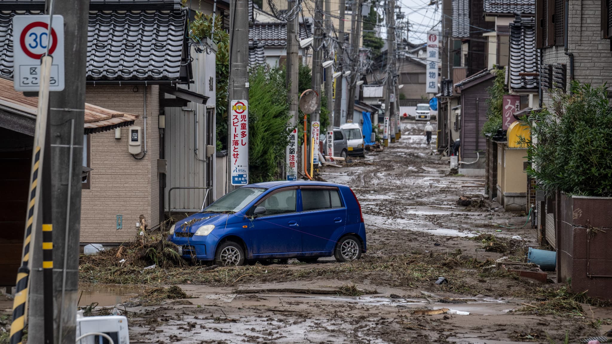 Une voiture bloquée dans une rue couverte de boue, à Wajima, le 22 septembre 2024.