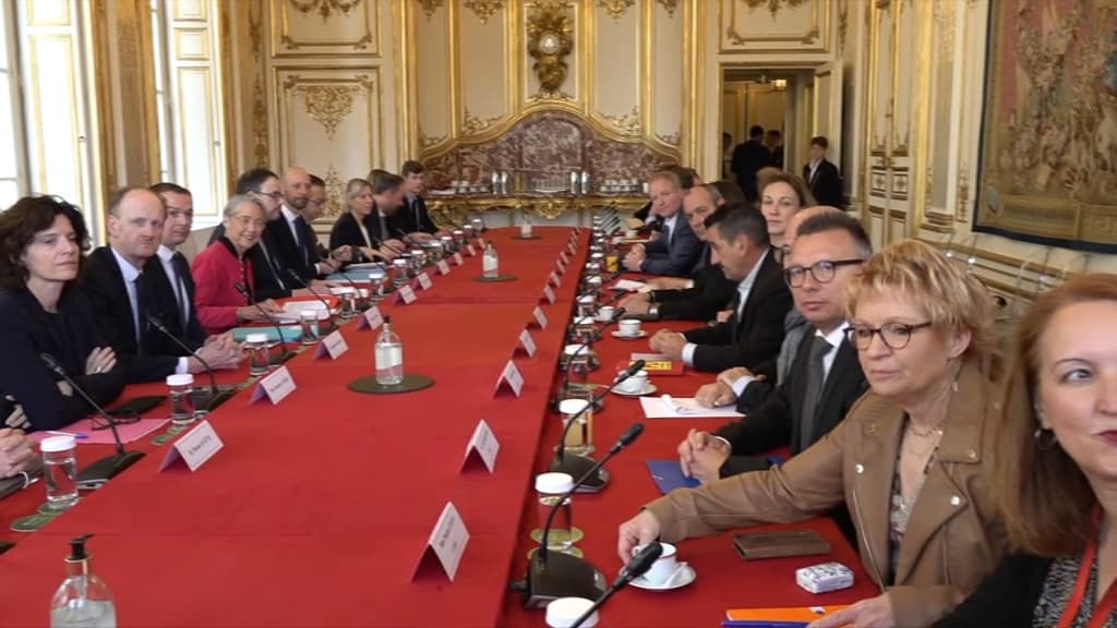 Les représentants de l'intersyndical à Matignon avec Elisabeth Borne Les représentants de l'intersyndical à Matignon avec Elisabeth Borne