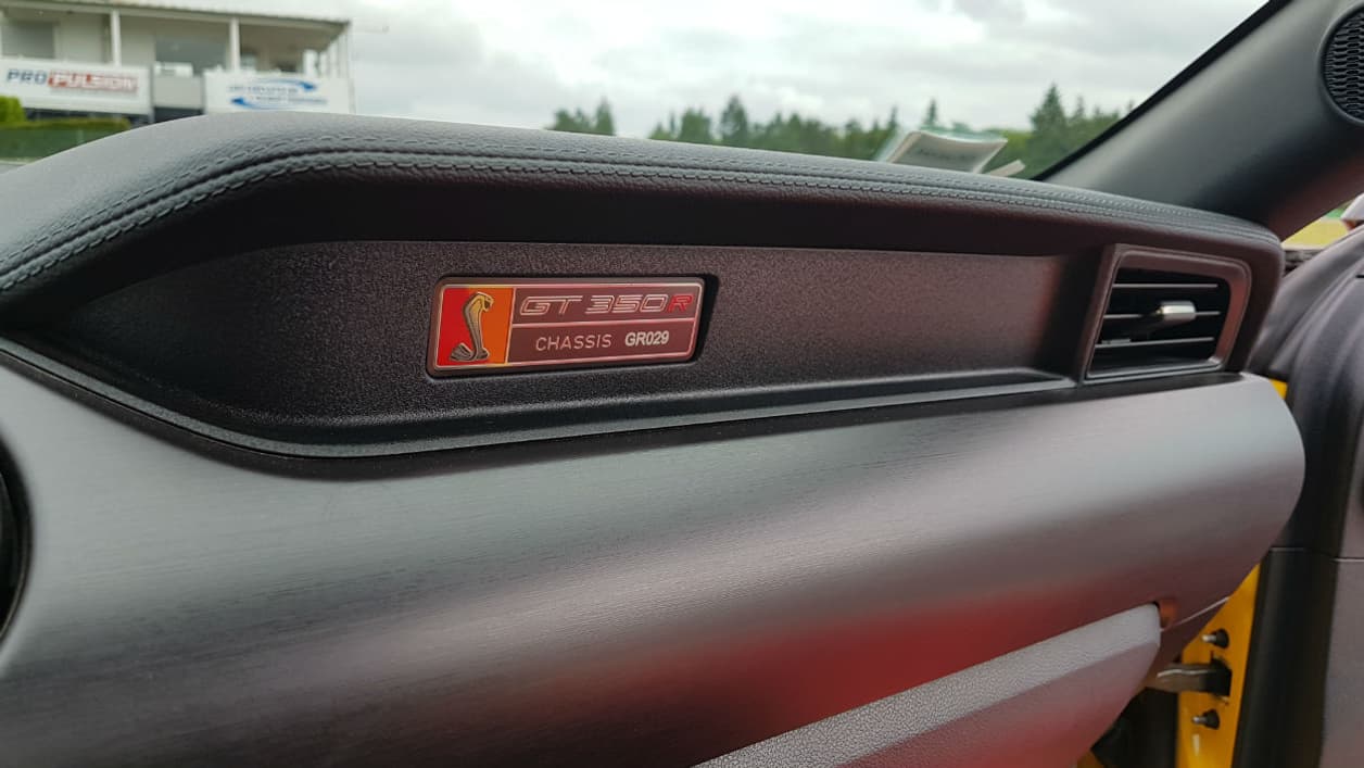 A l'intérieur de la Sheby, on retrouve le logo du cobra et la dénomination de notre modèle à l'essai avec le GT350R