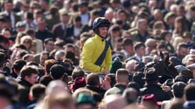 Michael O'Sullivan lors de sa victoire au Sky Bet Supreme Novices' Hurdle, en mars 2023