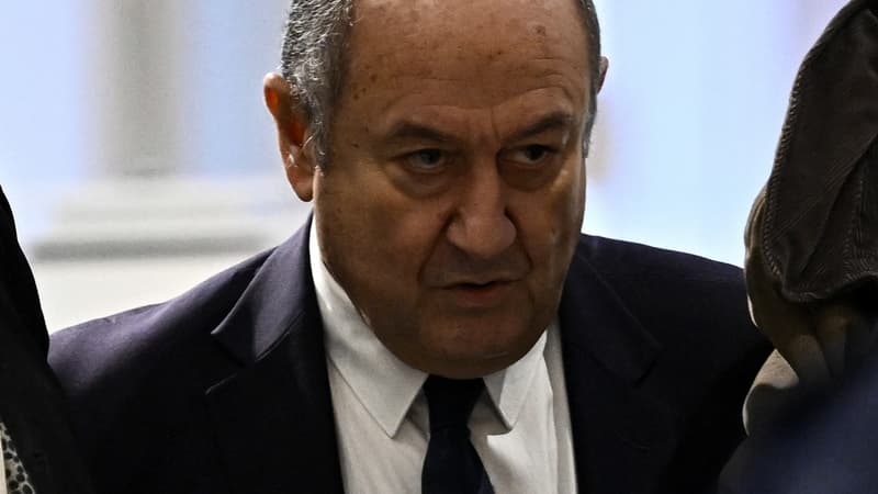 L'ancien patron du renseignement intérieur Bernard Squarcini (d) arrive au tribunal à Paris, le 28 novembre 2024
