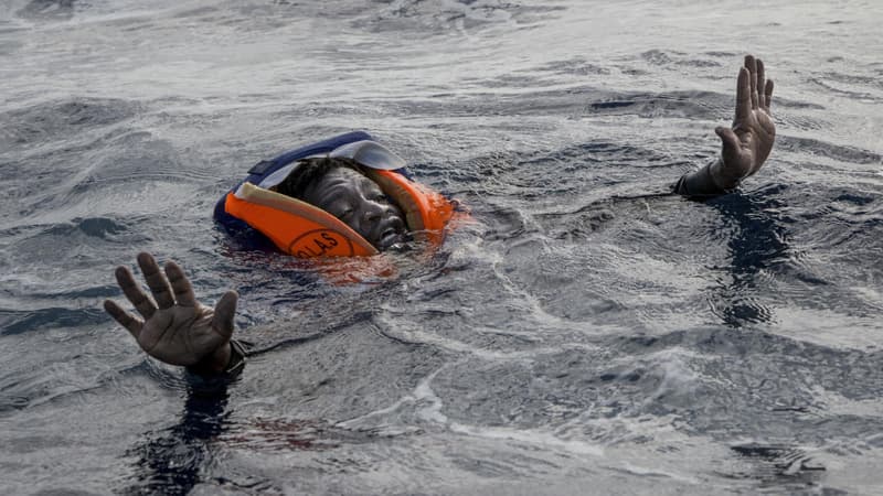 Un migrant secouru par l'ONG allemande Sea-Watch au large de la Libye, le 6 novembre 2017