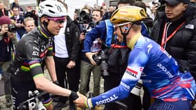 Tadej Pogacar et Remco Evenepoel se saluent avant le départ de la Flèche Wallonne, 23 avril 2025
