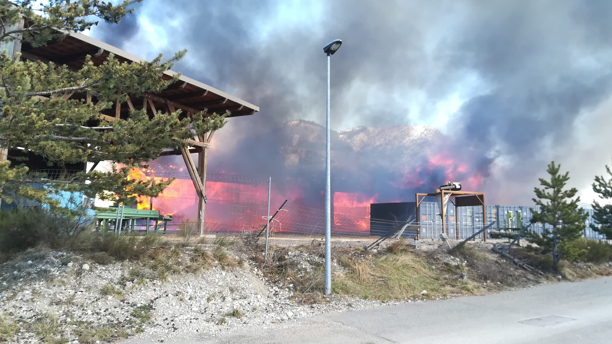 Un incendie touche une sciera à La-Roche-des-Arnauds. Un incendie touche une sciera à La-Roche-des-Arnauds.