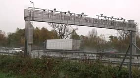 Quelque 3.000 camions passent par les routes d'Alasace chaque jour, comme ici sous un portique écotaxe inactif près de Strasbourg.
