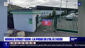 Sur Google Street View, un drapeau de l'OL visible aux grilles du centre d'entraînement de l'ASSE
