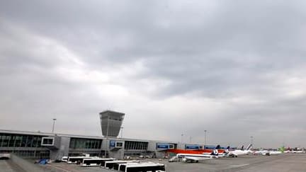 Appareils cloués au sol à l'aéroport de Varsovie. Selon l'agence européenne de contrôle aérien Eurocontrol, d'importantes perturbations du trafic aérien sont encore à prévoir pour samedi du fait du nuage de cendres volcaniques venu d'Islande. /Photo prise