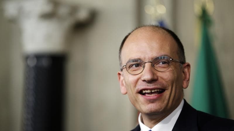 Enrico Letta rencontre ce samedi Silvio Berlusconi et d'autres dirigeants du centre droit italien pour aplanir les divergences sur la composition du gouvernement de grande coalition qu'il a été chargé de former. /Photo prise le 24 avril 2013/REUTERS/Max R