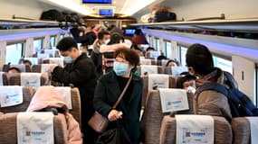 Des passagers dans un train à Lu'an, en Chine, le 3 mars 2020.