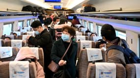 Des passagers dans un train à Lu'an, en Chine, le 3 mars 2020.