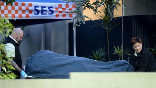 Une victime de la prise d'otage de Melbourne (Australie) est évacuée le 6 juin 2017