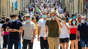 Des piétons masqués à Bordeaux le 15 août 2020 (photo d'illustration)