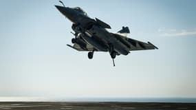 Un avion de combat Rafale se pose sur le porte-avions français Charles-de-Gaulle au large de Toulon, le 5 juin 2021