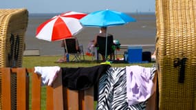 Vacanciers au bord de la Mer du Nord en Allemagne.