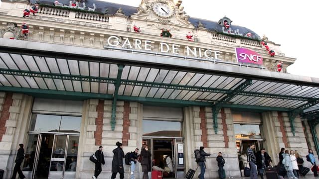 A Nice, sur les marches de la gare, les migrants errent dans l'indifférence générale (illustration)