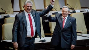 L'ex-président cubain Raul Castro et son successeur Miguel Diaz-Canel, à La Havane le 19 avril 2018