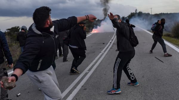Des habitants protestent contre l'installation d'un nouveau campement de migrants et font face à la police (MANTAMÁDOS, GRÈCE)
Des habitants protestent contre l'installation d'un nouveau campement de migrants et font face à la police (MANTAMÁDOS, GRÈCE)