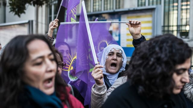 Une manifestation en mémoire des militantes kurdes assassinées à Paris en 2013 devant le Consulat français d'Istanbul en janvier 2016.