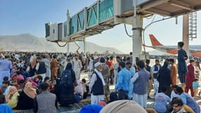Des Afghans à l'aéroport de Kaboul, le 16 août. 