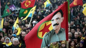 Le drapeau du PKK et le visage de son leader historique - emprisonné depuis 1999 - Abdullah Ocalan